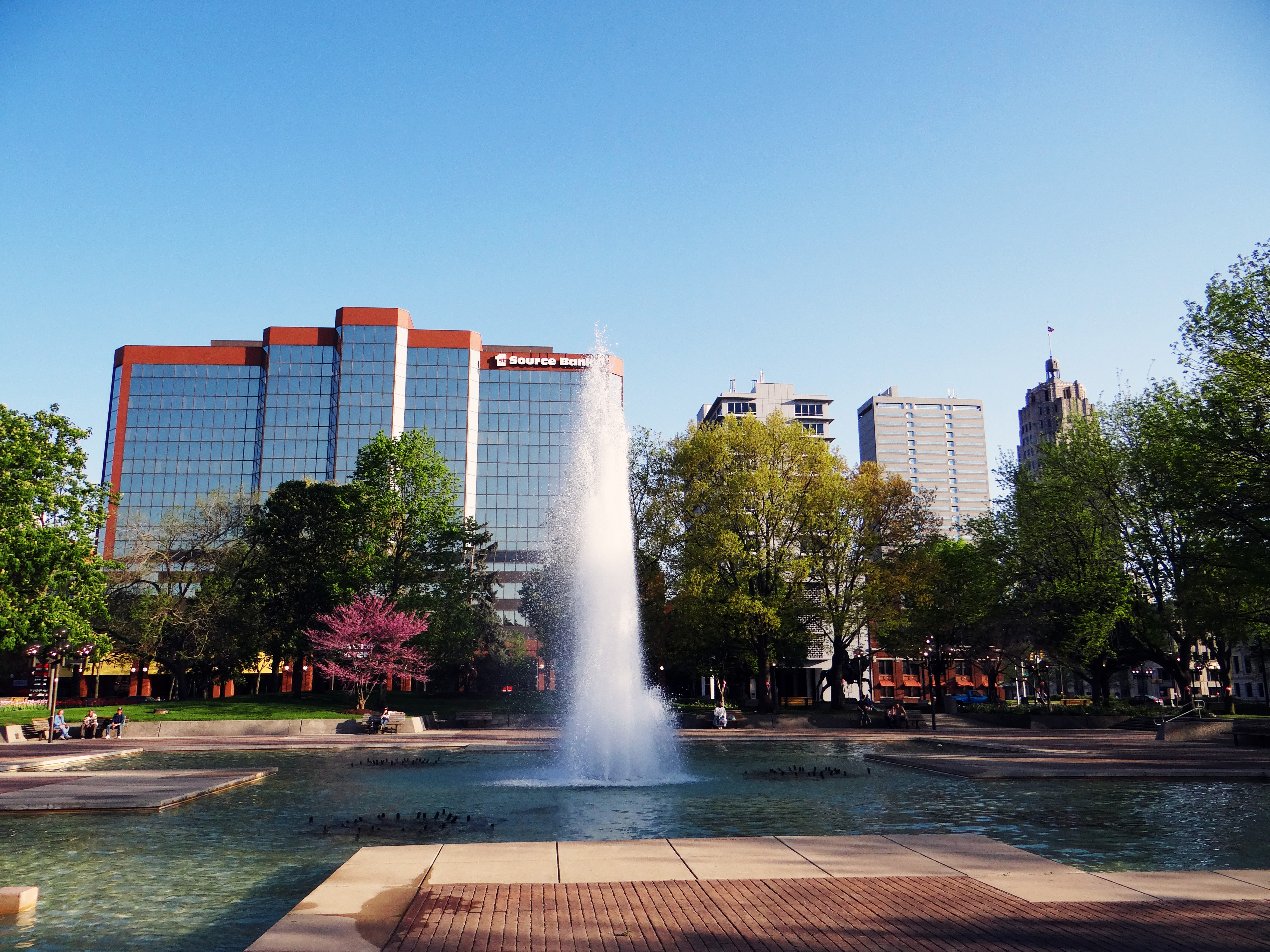 Downtown Fort Wayne Indiana showing a fountain in front office building