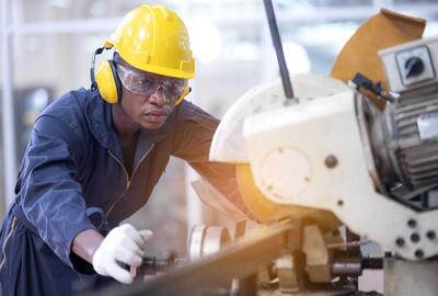 Manufacturing_engineer_in_yellow_hardhat