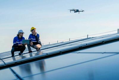 Technicians_working_with_a_drone_on_solar_panels