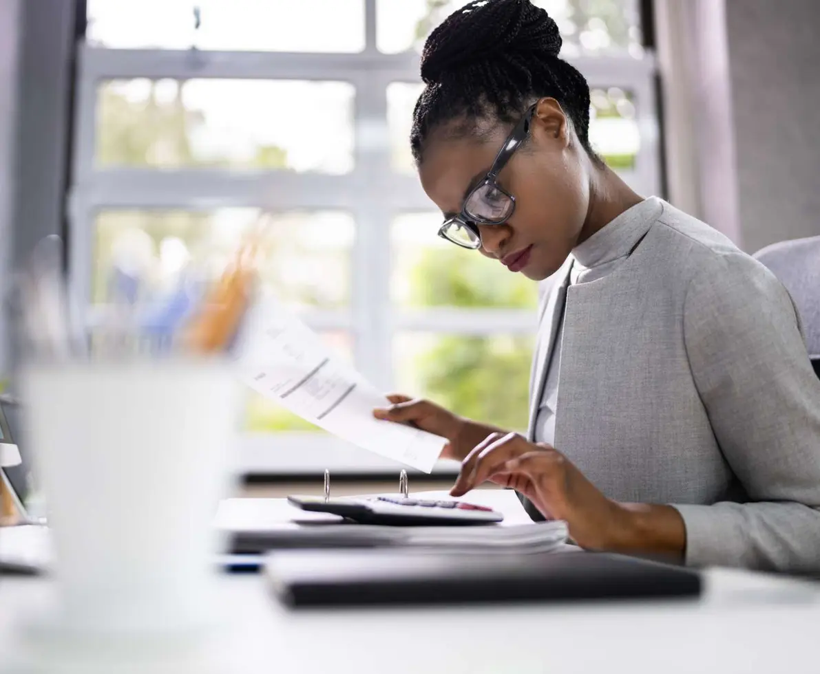 Accounting_clerk_woman_sitting_at_a_desk