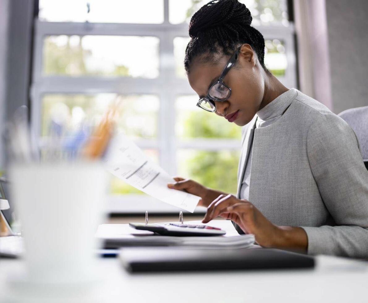 Accounting_clerk_woman_sitting_at_a_desk