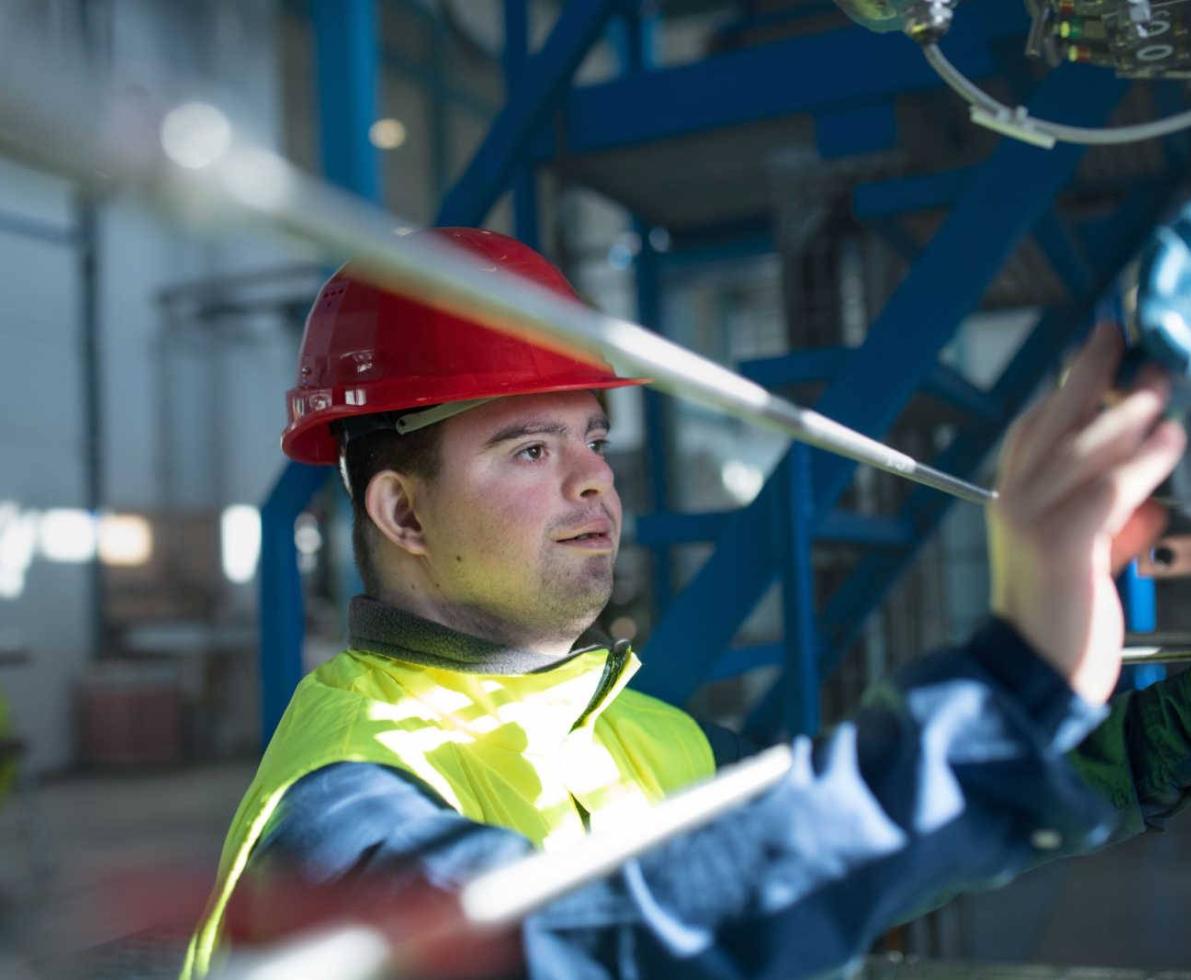 Manufacturing_engineer_in_red_hardhat