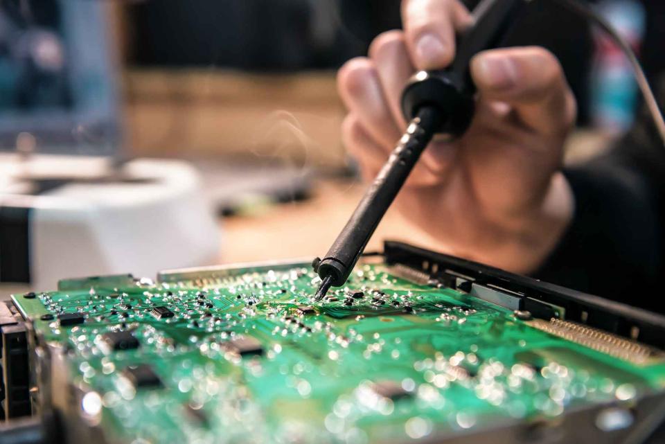 Electronics Technician: Khám phá Nghề Nghiệp Tương Lai Đầy Tiềm Năng