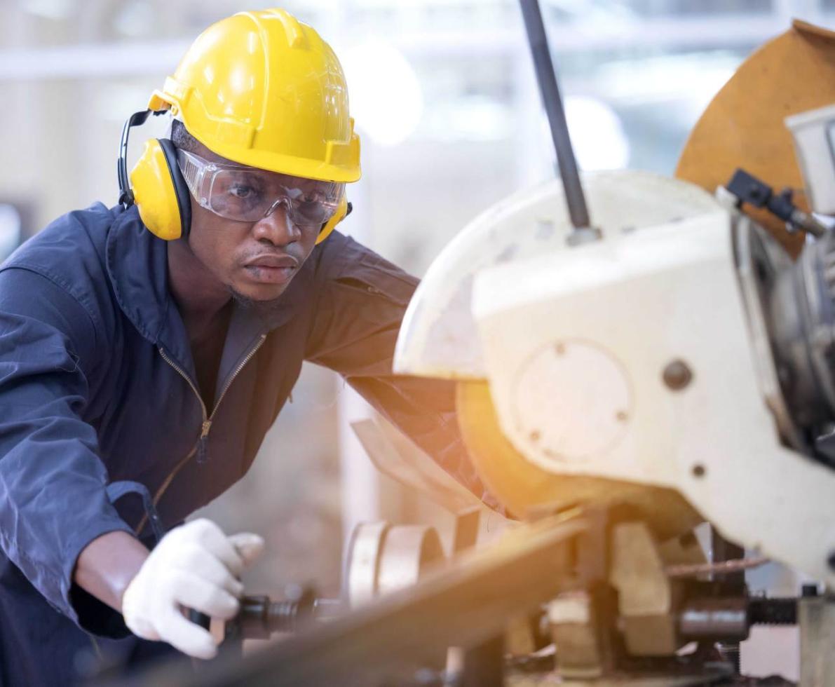 Manufacturing_engineer_in_yellow_hardhat